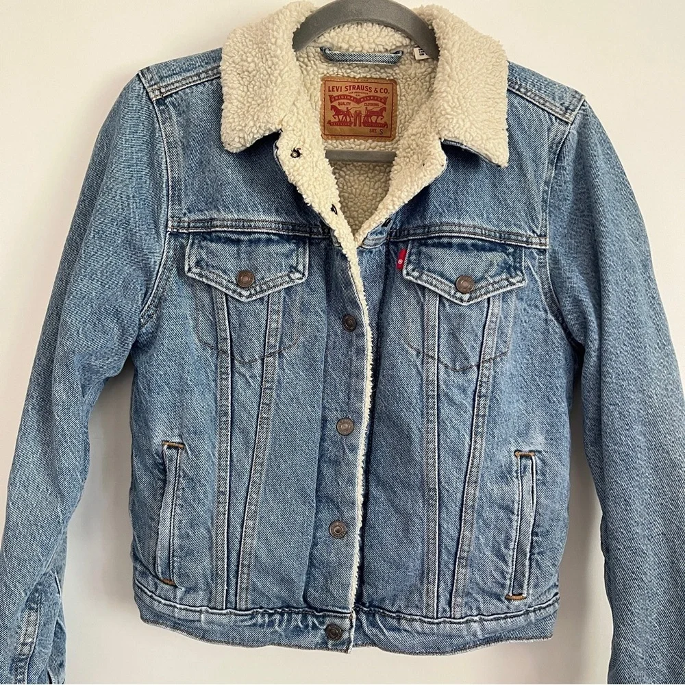 Levi’s Sherpa Lined Denim Trucker Jacket Blue Denim Light Wash Women’s Size S - Picture 2 of 13